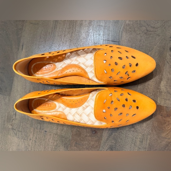 New BORN Leather Cutout Flats Size 8.5  (40) Padded Insole NWOT Orange Brown - Picture 2 of 10